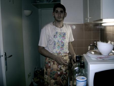 me voila dans la cuisine a faire a manger